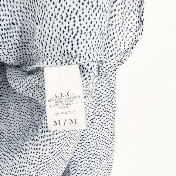 Fabric
-Silk

Measurements
-Length 24 1/2
-Bust 19 1/2

Size
-M - Picture 5 of 5